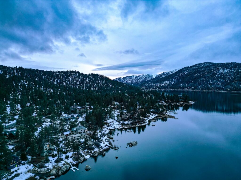 Snowy mountains and a lake surrounding Big Bear Mountain Resort.